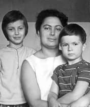 Артем Боровик в детстве с мамой и сестрой