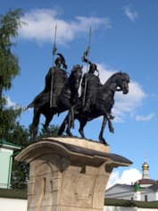 Памятник Борису и Глебу у стен Борисоглебского монастыря в Дмитрове