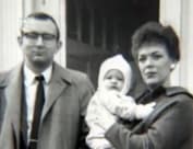 Джеффри Дамер на руках у материс родителями