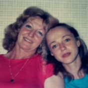 Юная Анжелика Неволина и ее мама