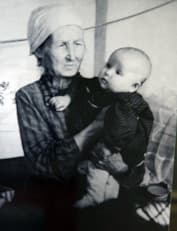 Александр Вампилов в детстве с бабушкой