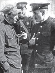 Вениамин Каверин (слева) на фронте