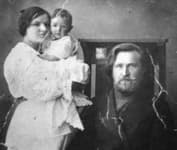 Евгений Лебедев в детстве с родителями
