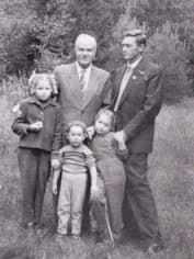 Маленький Вячеслав Никонов, его сестры, отец Алексей Никонов и дед Вячеслав Молотов