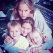 Сьюки Уотерхаус с братом и сестрами