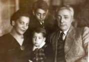 Лев Збарский в детстве с родителями и младшим братом