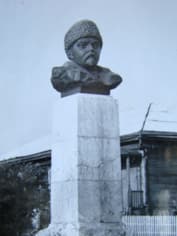 Памятник в Дмитрию Мамину-Сибиряку в Висиме