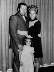 Джон Гейси со второй женой и дочерью