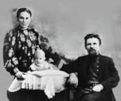 Михаил Калинин с женой и сыном