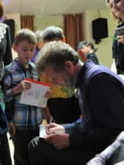 Андрей Усачев раздает автографы детям