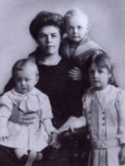 Иван Ефремов в детстве с матерью, братом и сестрой