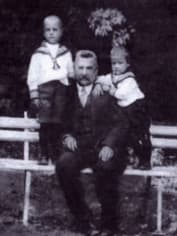 Иван Ефремов в детстве с отцом и братом