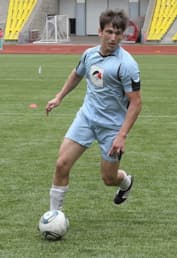 Дмитрий Белоцерковский играет в футбол