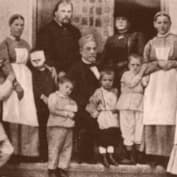 Илья Мечников и Луи Пастер с медсестрами и детьми-пациентами