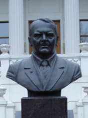 Памятник Юрию Жданову