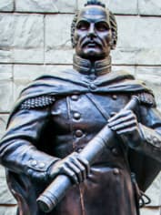 Памятник Фаддею Беллинсгаузену