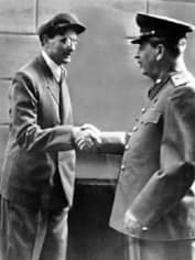 Михаил Суслов и Иосиф Сталин