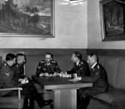 Рейнхард Гейдрих (второй справа) на совещании у Генриха Гиммлера