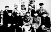 Ярослав Гашек среди политработников 5-й армии (тритий справа внизу)