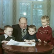 Якуб Колас с внуками
