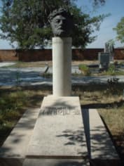 Памятник на могиле Сергея Параджанова
