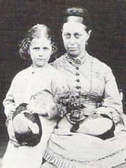 Беатрис Поттер в детстве и ее мама