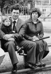 Александр Руцкой и его вторая жена Людмила с сыном