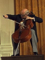 Мстислав Ростропович играет на виолончели