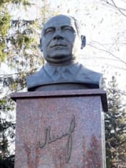 Памятник Николаю Лемаеву