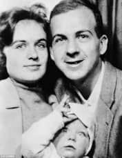 Ли Харви Освальд и его жена Марина с дочерью