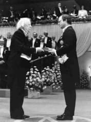 Уильям Голдинг получает Нобелевскую премию