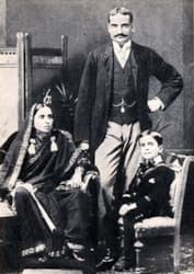 Джавахарлал Неру в детстве с родителями