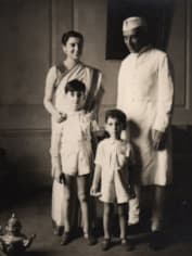 Джавахарлал Неру с дочерью Индирой Ганди и внуками