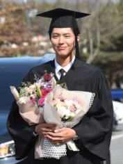 Пак Бо Гом заканчивает университет «Менджи»