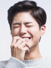 Пак Бо Гом позирует перед камерой