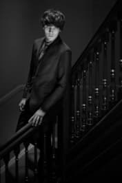 Колин Морган на лестнице