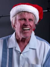 Гэри Бьюзи в шапке Санта Клауса