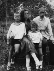 Валентин Берестов в детстве с родителями и братом