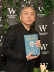 Кадзуо Исигуро со своей книгой