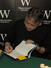 Кадзуо Исигуро подписывает книги
