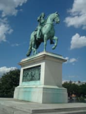 Памятник Генриху IV на Новом мосту в Париже