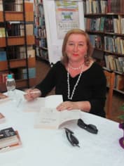 Анна Данилова подписывает книги