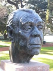 Памятник Хорхе Луиса Борхеса