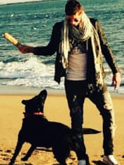 Эмилиано Сала с собакой на пляже
