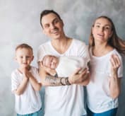 Денис Петров с женой и детьми
