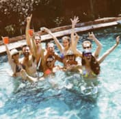 Пейдж Спара в купальнике с друзьями в бассейне