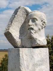 Памятник Генрику Сенкевичу в с. Окшея, Польша