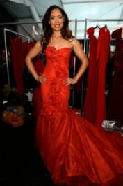 Джина Торрес в красном платье