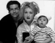 Синди Лопер с сыном и мужем