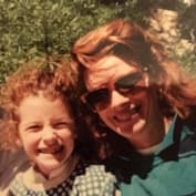 Бриджит Риган в детстве с мамой